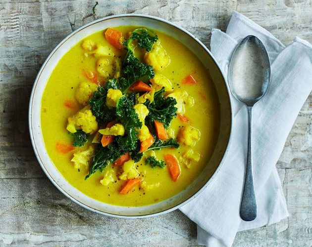 Karry-kokos suppe med grønkål er en nem og sund vinterret