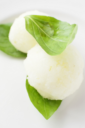 Melon- og citronsorbet serveret med basilikum