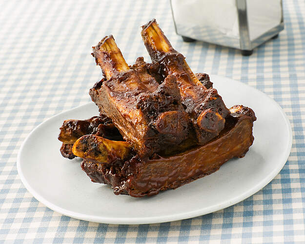 Amerikanske spareribs med BBQ-marinade på grill