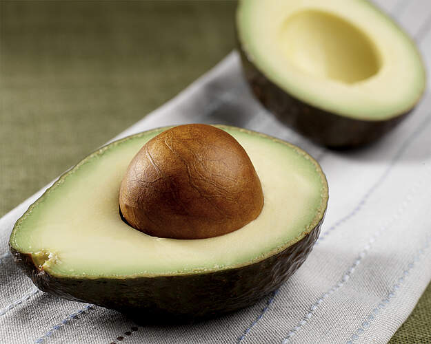 Halveret avocado med cremet frugtkød og sten