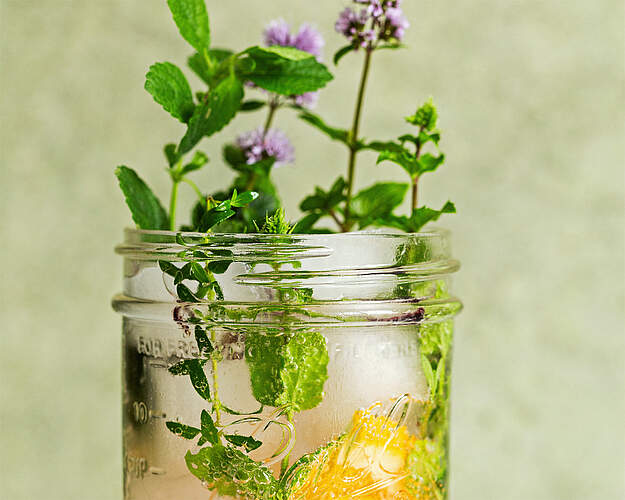 Hibiscus-gazoz med urter serveret med is og lime