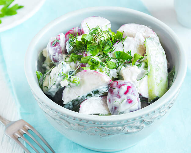 Kartoffelsalat med nye kartofler, rygeost, radiser, agurk og friske krydderurter