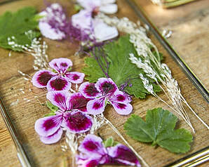 Friske blomster brugt til kreative DIY-projekter med kort, bordpynt og dekorative detaljer