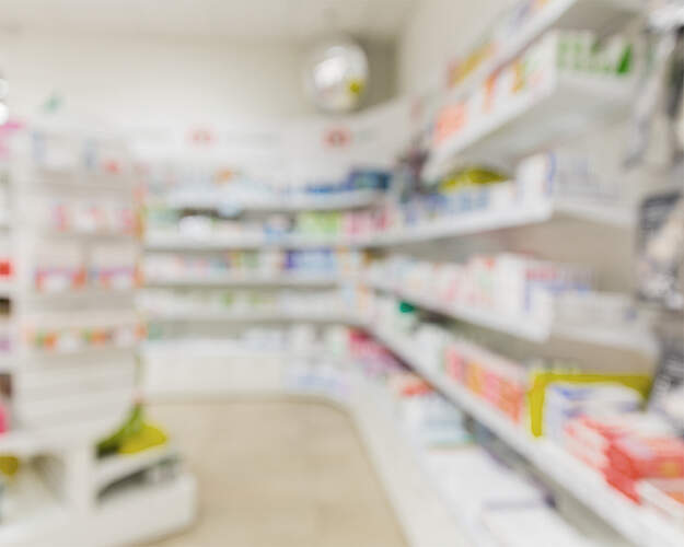 Apotek med medicin på hylderne som illustration til artikel om Ozempic, GLP-1-medicin og voldelig adfærd