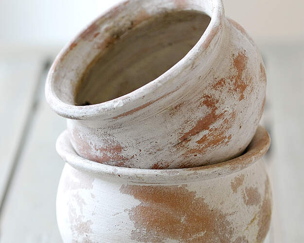 Patinerede terracotta havekrukker med rustik overflade og kalket effekt