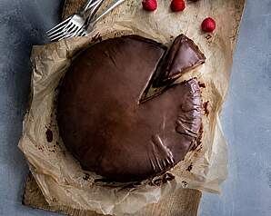 American Beauty Cake med chokolademousse og mørk chokoladeglasering