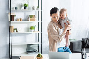E-Guiden Livsstil - Mor med baby ved computer i hjemmet