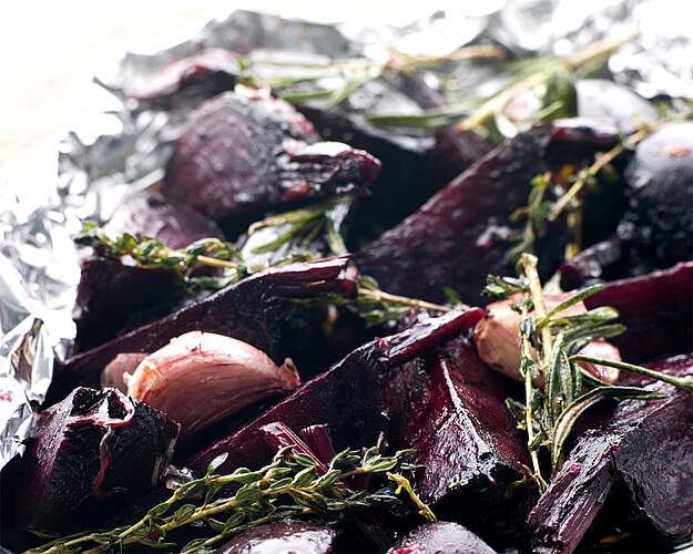 Bagte rødbeder i ovn med urter og balsamico - tilbehør til middag