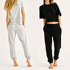 Kvinde i sorte og grå bambus sweatpants fra JBS of Denmark