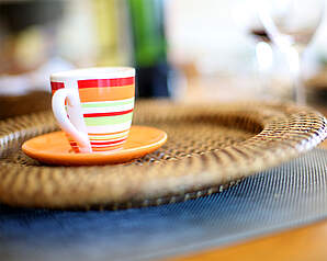 Kaffekop på bakke – inspiration til klassiske kaffedrikke og barista kaffeopskrifter