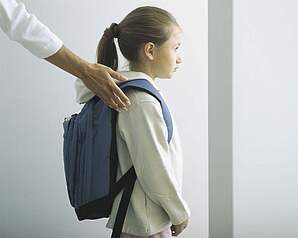 E-Guiden Livsstil - Barn med skoletaske - skolefravær og skoletrivsel