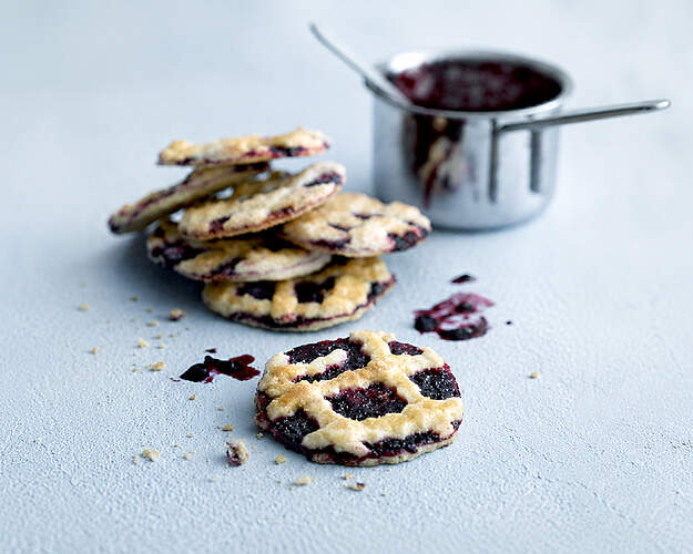 Blueberry Pie Cookies med blåbærfyld og flettet dejtop