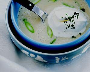 Cremet aspargessuppe med kylling, asparges og purløg