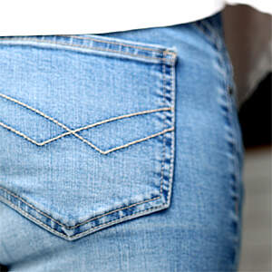 Denim jeans kan styles på mange måder i hverdagen