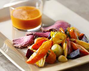 Filet mignon med bagte rodfrugter og peberfrugtsauce