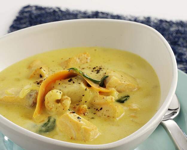 Cremet fiskesuppe med karry, fisk, rejer og spinat