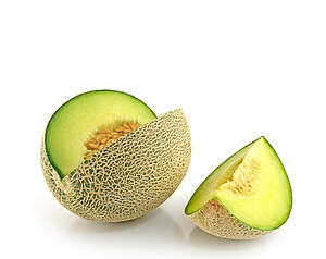 Galia melon med grønligt frugtkød og netmønstret skal