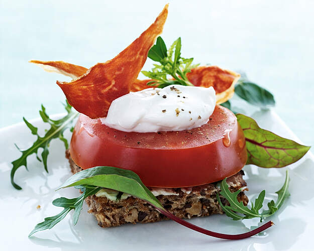 Tomatmad med gedeost og sprød parmaskinke på rugbrød