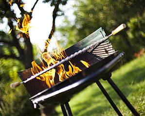 Kulgrill med åbne flammer i haven - råd om grillsikkerhed og sikker grillning