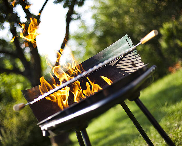 Kulgrill med åbne flammer i haven - råd om grillsikkerhed og sikker grillning
