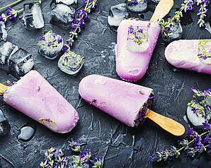Lyserøde lavendelis med lavendelblomster og isterninger