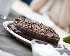 Moccakage med chokoladeglasur og revet chokolade på toppen