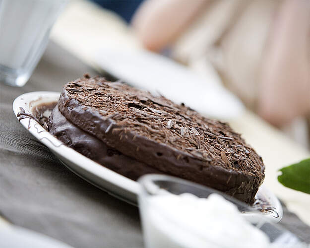 Moccakage med chokoladeglasur og revet chokolade på toppen