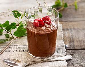 Muscovado-mousse med mørk chokolade, hindbær og blåbær