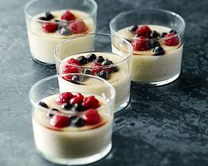 Panna cotta med hindbær og blåbær i glas