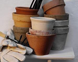 Terracotta- og plantekrukker i forskellige størrelser og materialer