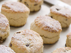 Scones opskrift: Bag skønne og luftige scones på kun 30 minutter. Perfekt til britisk afternoon tea.