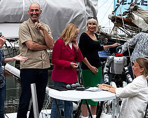 Humanoid robot TI-1H under debat om kunstig intelligens og madspild på Folkemødet 2026