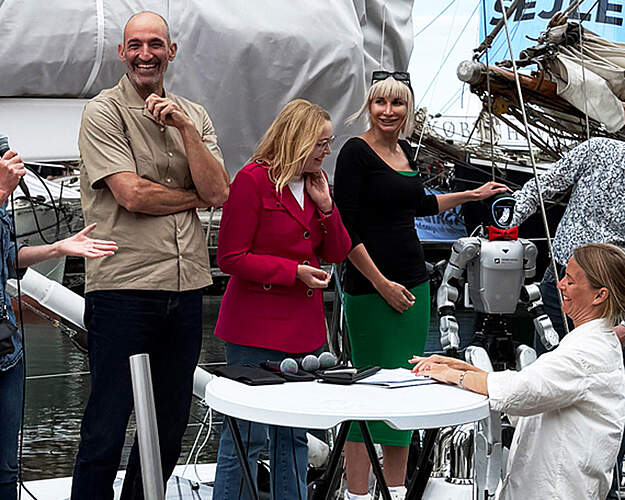 Humanoid robot TI-1H under debat om kunstig intelligens og madspild på Folkemødet 2026
