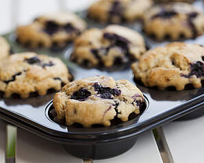 Muffins med blåbær og bærmos i muffinforme