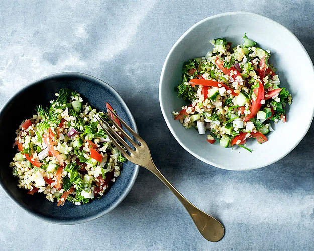 E-Guiden Livsstil – tabouleh med tomater og salat med kylling og fuldkornsknas