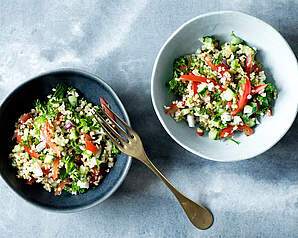E-Guiden Livsstil – tabouleh med tomater og salat med kylling og fuldkornsknas