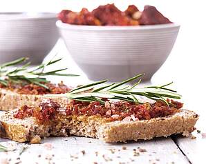 Ristet brød med tomatpesto og frisk rosmarin