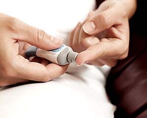 Person måler blodsukker som illustration til type 2-diabetes, behandling og ny forskning