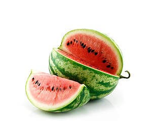 Vandmelon skåret i både med rødt frugtkød og grøn skal