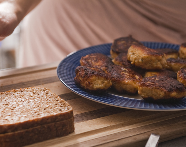 Frikadeller med sprød rødbede-æblesalat for en klassisk dansk middag