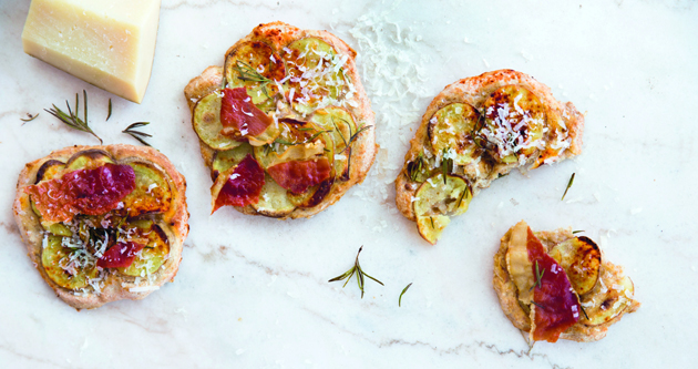 Rustik kartoffelpizza med friske rosmarinnåle og serranoskinke. Kombinationen af sprøde kartofler og fyldig manchego-ost giver en uforglemmelig smagsoplevelse. Let at lave og perfekt til deling med venner og familie.