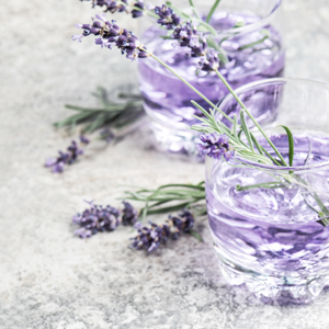 Lavendellimonade med citron, honning, isterninger og spiselig lavendel