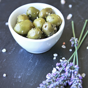 Lavendelmarinerede grønne oliven à la Provence