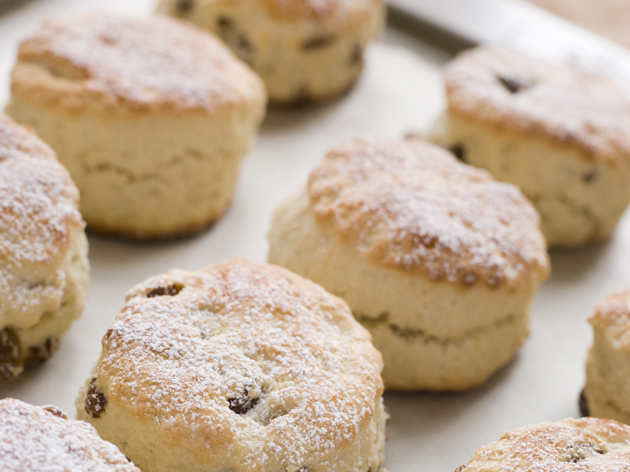 Scones opskrift: Bag skønne og luftige scones på kun 30 minutter. Perfekt til britisk afternoon tea.