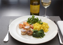 Skaldyr, safran-risotto og spinat 