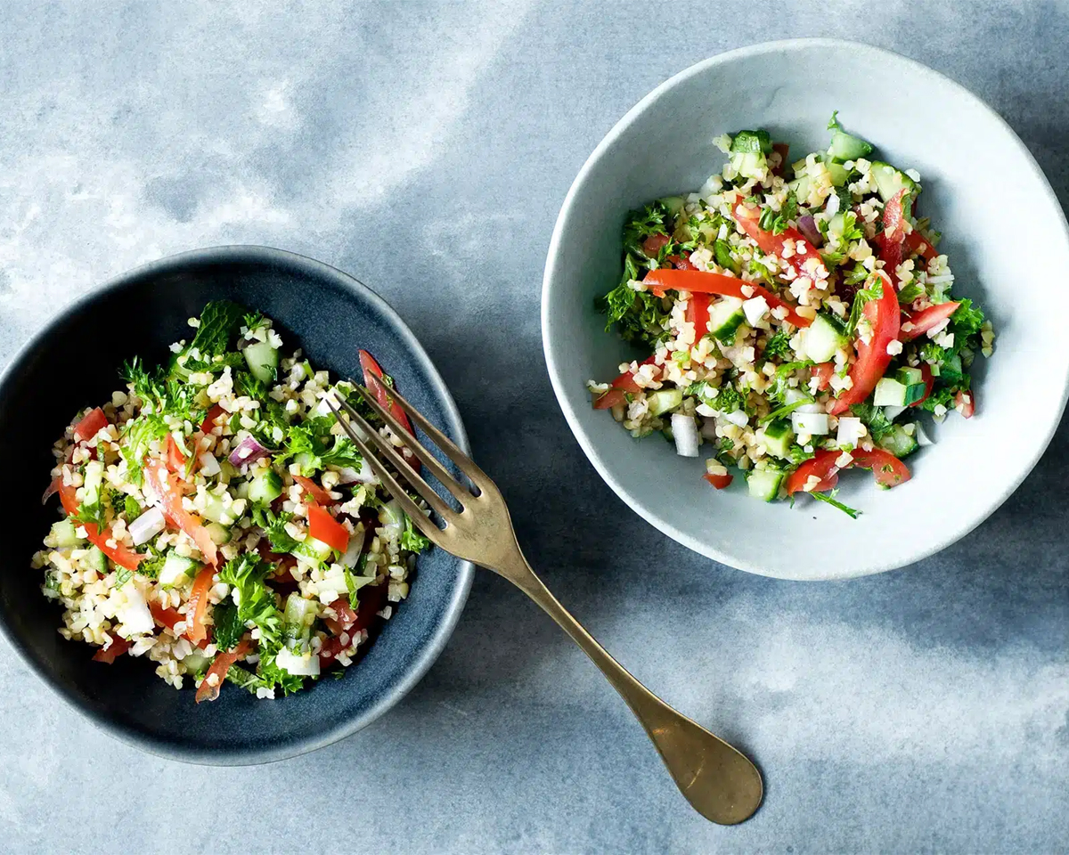 E-Guiden Livsstil – tabouleh med tomater og salat med kylling og fuldkornsknas