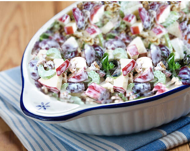 Waldorfsalat med æbler, bladselleri og valnødder – perfekt til julefrokosten og julemiddagen